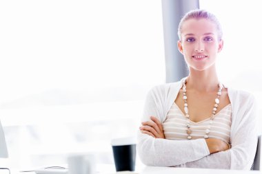 Çekici ofis çalışanı masada oturuyor.