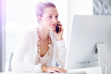 Çekici ofis çalışanı masada oturuyor.