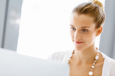 Çekici ofis çalışanı masada oturuyor.