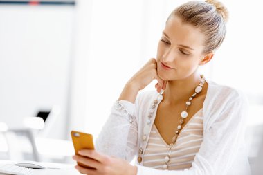 Çekici ofis çalışanı masada oturuyor.