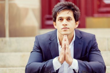 Açık havada kendinden emin bir iş adamının portresi.