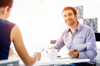 Modern ofisteki iş adamları