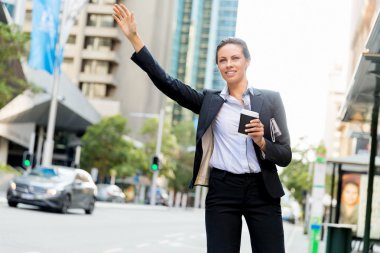 Taksi yakalamak iş kadın portresi