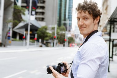 Erkek fotoğrafçı alarak resim