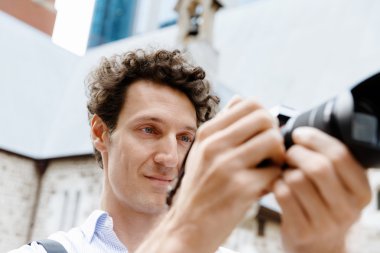 Erkek fotoğrafçı alarak resim