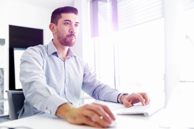 Çekici ofis çalışanı masada oturuyor.