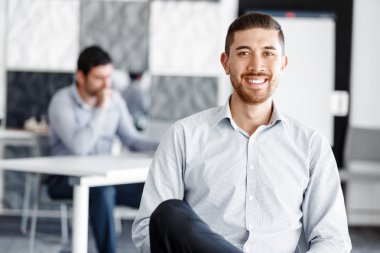 Çekici ofis çalışanı masada oturuyor.