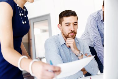 Modern ofisteki iş adamları