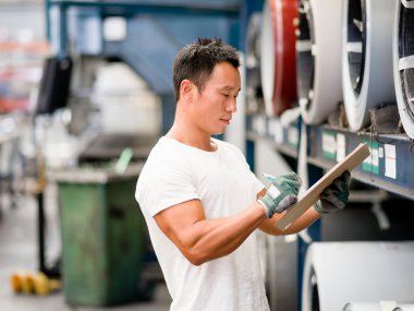 Asya işçi fabrikada üretim tesisi