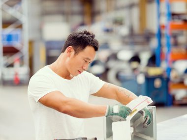 Asya işçi fabrikada üretim tesisi