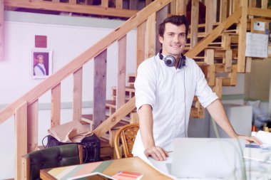 Genç yaratıcı ofis önünde duran adam