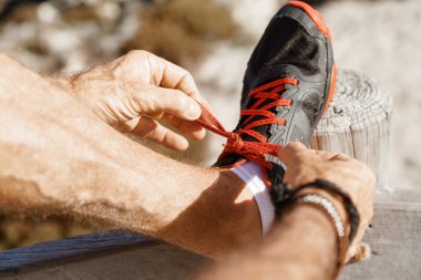 Runner ayakkabılarını verdi ve koşu için hazırlar