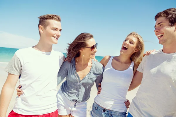 Compagnia di giovani sulla spiaggia — Foto Stock