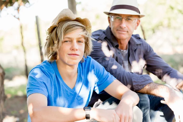 Vader en zoon in de wijngaard — Stockfoto