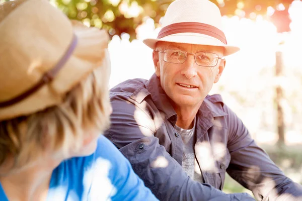 Father and son in vineyard — Stock Photo, Image