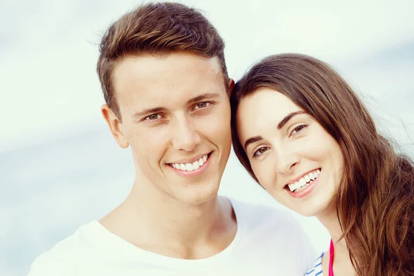 Romantique jeune couple sur la plage — Photo