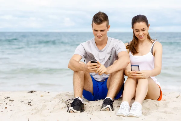 Aantal lopers met mobiele slimme telefoons buiten — Stockfoto