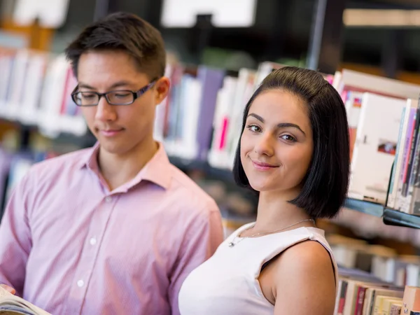 Grupp unga elever på biblioteket — Stockfoto