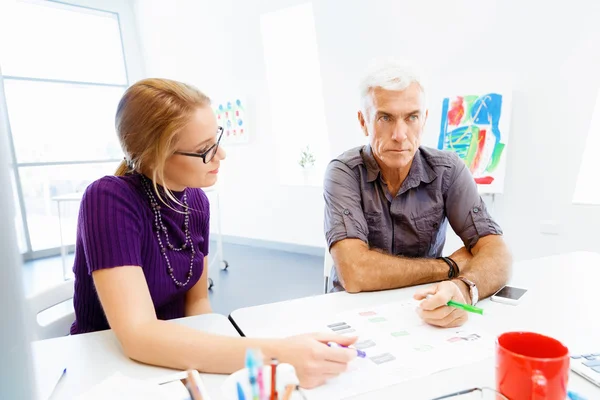 Colaboradores trabajando juntos — Foto de Stock