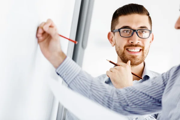 Empresários no escritório moderno — Fotografia de Stock