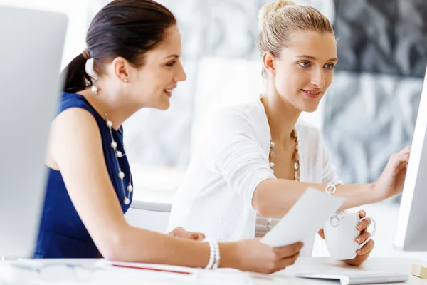 Two female colleagues in office — Stock Photo, Image