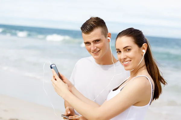 Casal de corredores com telefones inteligentes móveis ao ar livre — Fotografia de Stock