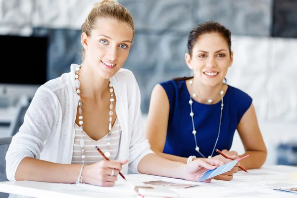 Two female colleagues in office — Stock Photo, Image
