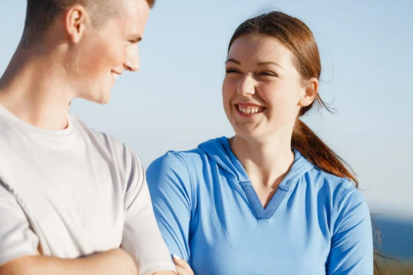 Pareja joven en el entrenamiento de playa juntos — Foto de Stock