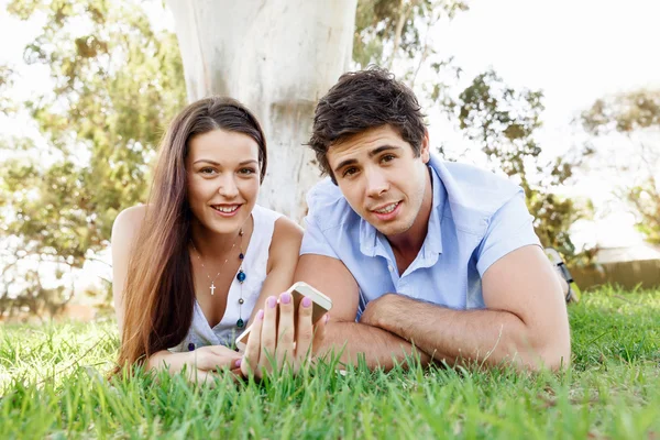 Jong stel in het park — Stockfoto