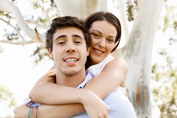 Pareja joven en el parque — Foto de Stock