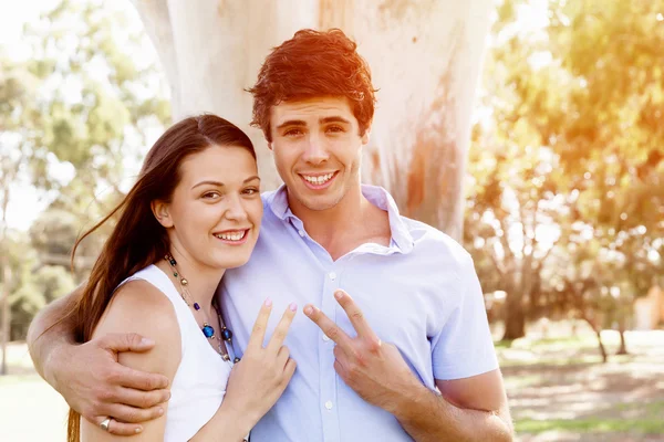 Jeune couple dans le parc — Photo