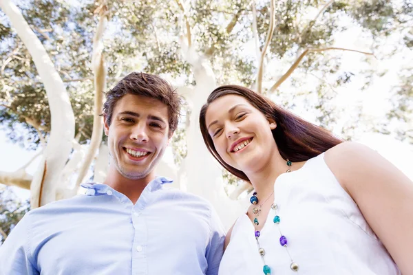 Jeune couple dans le parc — Photo