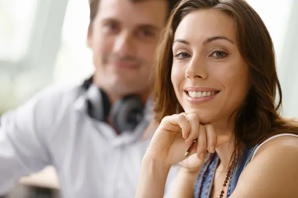 Jonge mooie vrouw die lacht met man op achtergrond — Stockfoto