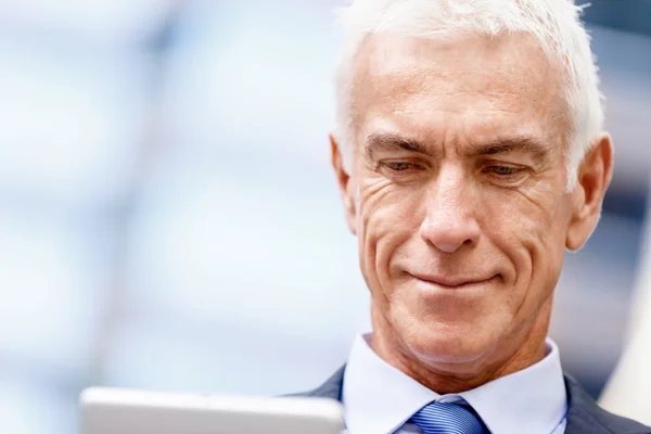 Retrato de empresario confiado al aire libre — Foto de Stock