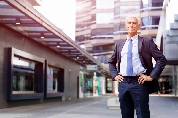 Portret van een zelfverzekerde zakenman buiten — Stockfoto