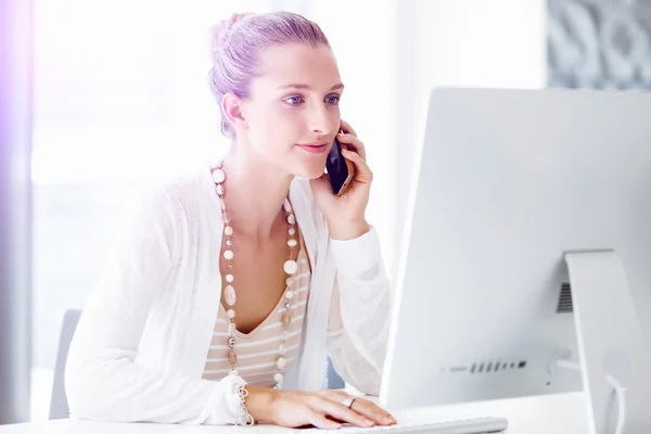 Attractive office worker sitting at desk — Stock Photo, Image