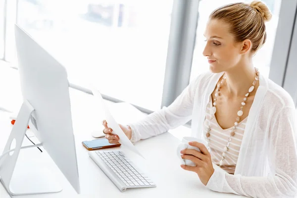 Attraktive Büroangestellte am Schreibtisch — Stockfoto