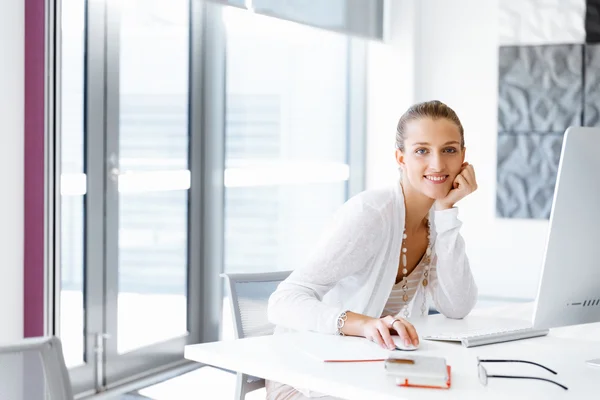 Aantrekkelijke kantoormedewerker aan het bureau — Stockfoto