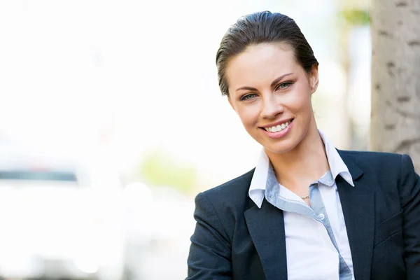 Retrato de mujer de negocios sonriendo al aire libre —  Fotos de Stock