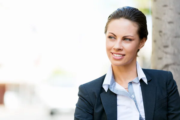 Retrato de mujer de negocios sonriendo al aire libre —  Fotos de Stock