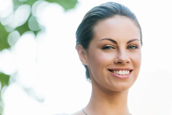 Retrato de mulher de negócios sorrindo ao ar livre — Fotografia de Stock