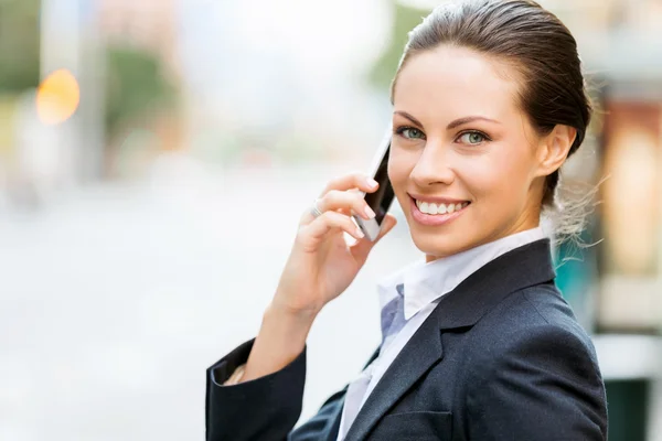 Portrait of business woman smiling outdoor — Stock Photo, Image