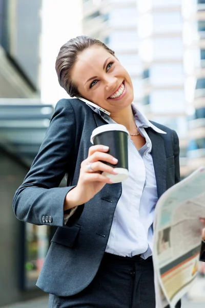 Portrait of business woman smiling outdoor — Stock Photo, Image