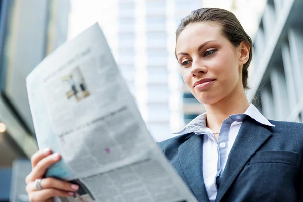 Portrait de femme d'affaires souriant en plein air — Photo