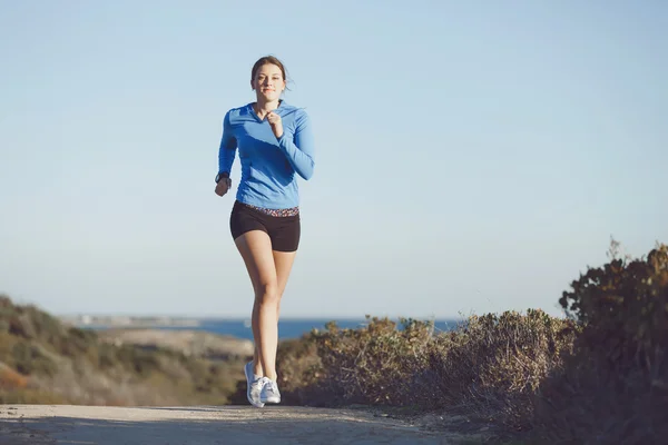 Sport coureur jogging sur la plage de travail — Photo