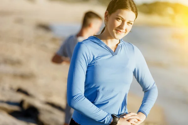 Junges Paar trainiert gemeinsam am Strand — Stockfoto