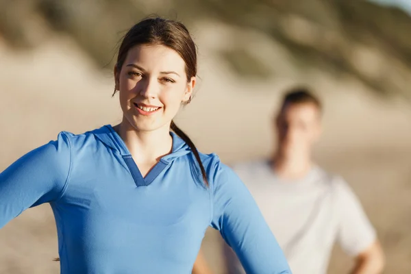 Pareja joven en el entrenamiento de playa juntos — Foto de Stock