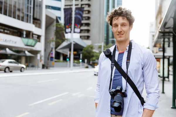 Turista masculino en la ciudad — Foto de Stock