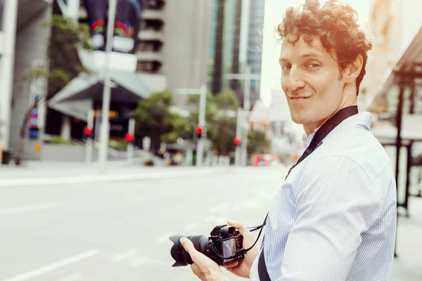 Fotografo maschio che scatta foto — Foto Stock