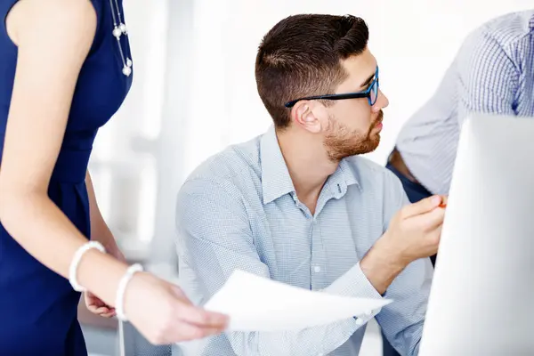 Les gens d'affaires dans le bureau moderne — Photo